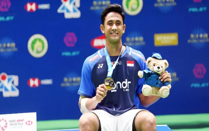 Alwi Farhan raih gelar perdana di level Super 300 usai jadi juara Macau Open 2025, harapan baru tunggal putra Indonesia!