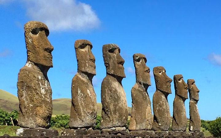 Patung Moai berdiri diam di Pulau Paskah. Tapi siapa yang menaruh mereka di sana? Dan kenapa? Sebuah misteri purba yang masih jadi teka-teki hingga zaman modern.