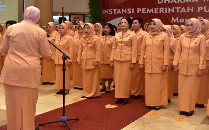 Anggota Dharma Wanita saat mengikuti paduan suara sebagai bagian dari program pemberdayaan istri ASN.