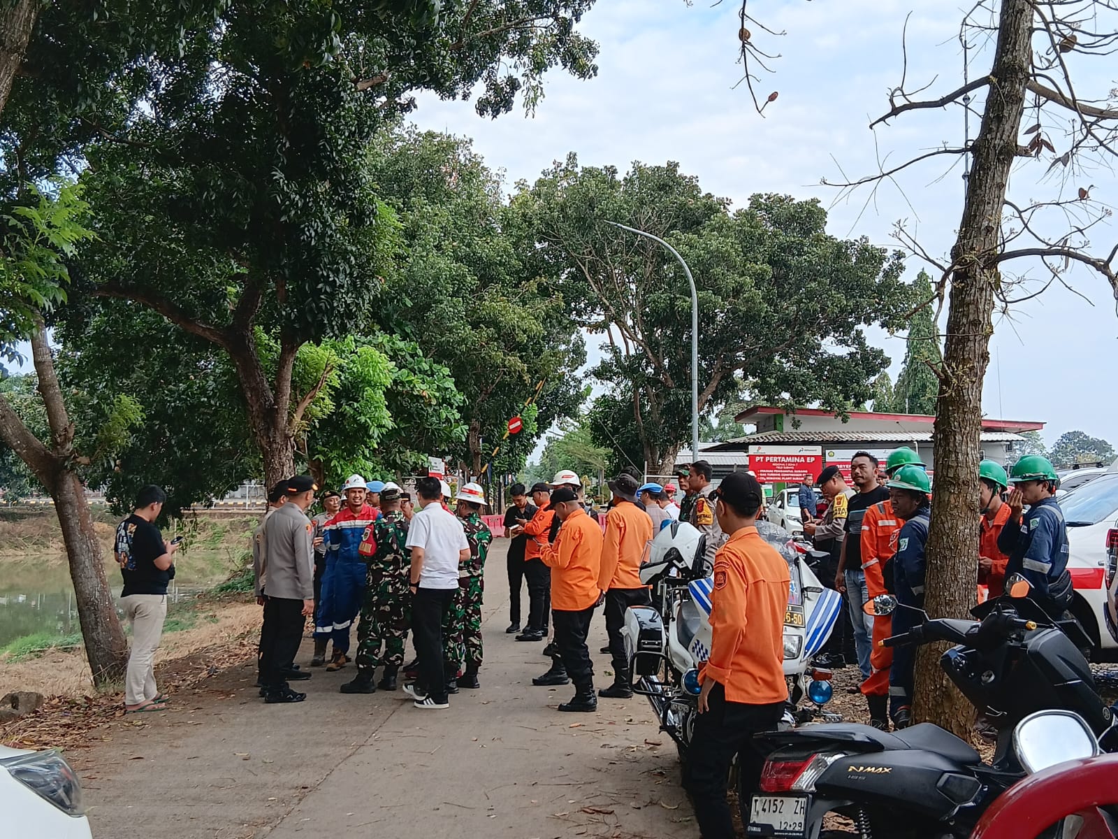 Aparat dan tim gabungan berkumpul usai ledakan hebat terjadi di fasilitas milik PT Pertamina EP Regional 2 Zona 7 Field Subang, Selasa dini hari (5/8/2025).