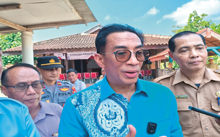 Anggota Komisi XI DPR RI, Ahmad Rizki Sadig, meninjau unit Koperasi Merah Putih di Desa/Kecamatan Boyolangu, Kabupaten Tulungagung, Selasa (5/8/2025).