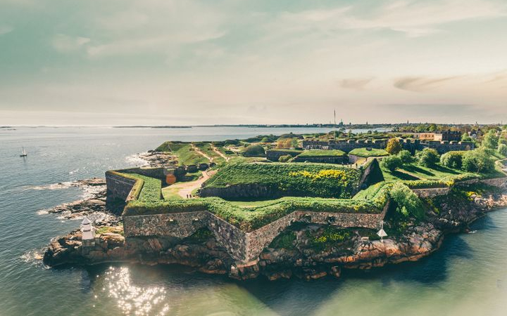 Suomenlinna adalah sebuah benteng laut bersejarah yang dibangun di atas gugusan pulau-pulau kecil di lepas pantai Helsinki, ibu kota Finlandia.
