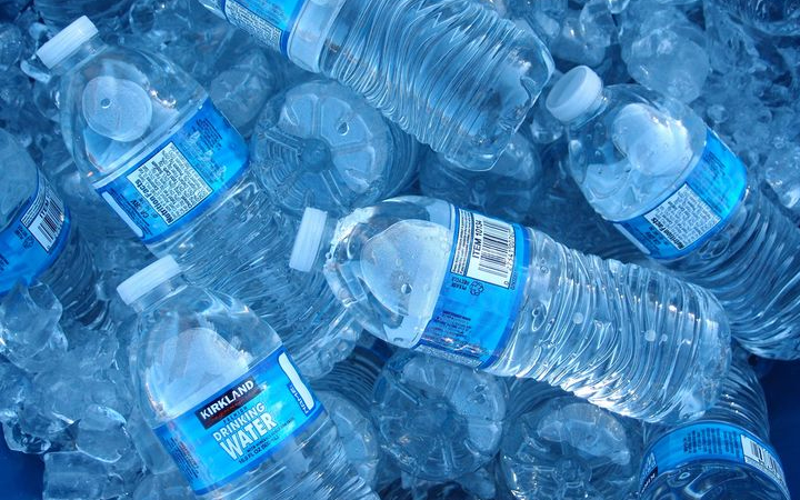 Banyak orang mengira bahwa air mineral dalam botol bisa &ldquo;basi&rdquo; atau kedaluwarsa.
