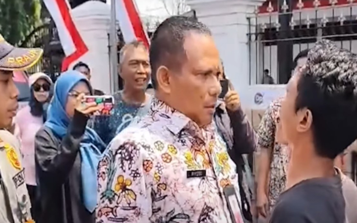 Warga Pati bersatu lawan kenaikan PBB 250%! Posko aksi didirikan, spanduk protes dibentang, dan tensi terus memanas.