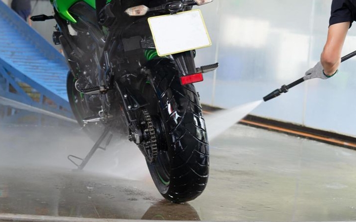 Pernah nggak sih kamu merasa kalau setiap kali mencuci motor atau mobil, entah kenapa tak lama kemudian hujan turun?