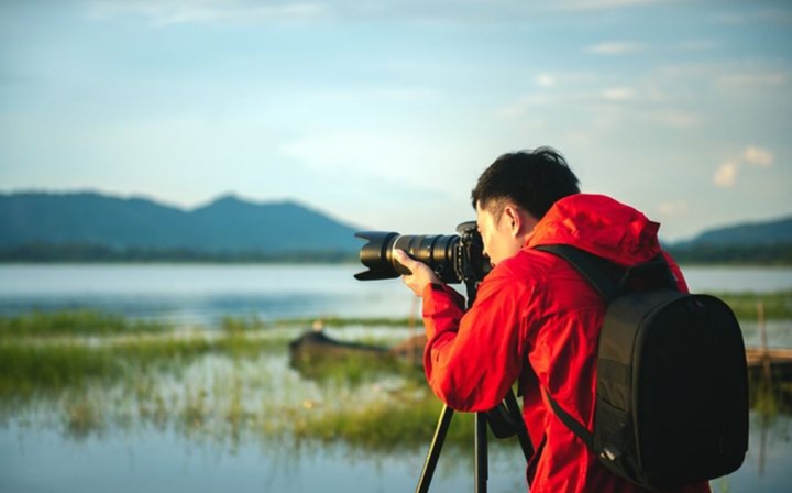 Fotografer adalah seseorang yang ahli dalam menangkap gambar melalui kamera, baik itu untuk keperluan pribadi, komersial, jurnalistik, hingga seni.