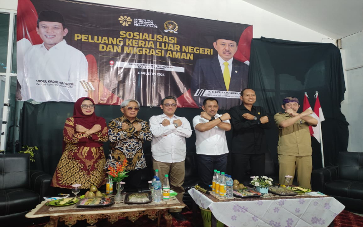 Anggota DPR RI Komisi IX, Heru Tjahjono (empat dari kiri), gelar Sosialisasi Peluang Kerja Luar Negeri dan Migrasi Aman,  di Aula PT Mutiara Bahari Alamria, Desa Blimbing, Rejotangan, Tulungagung.