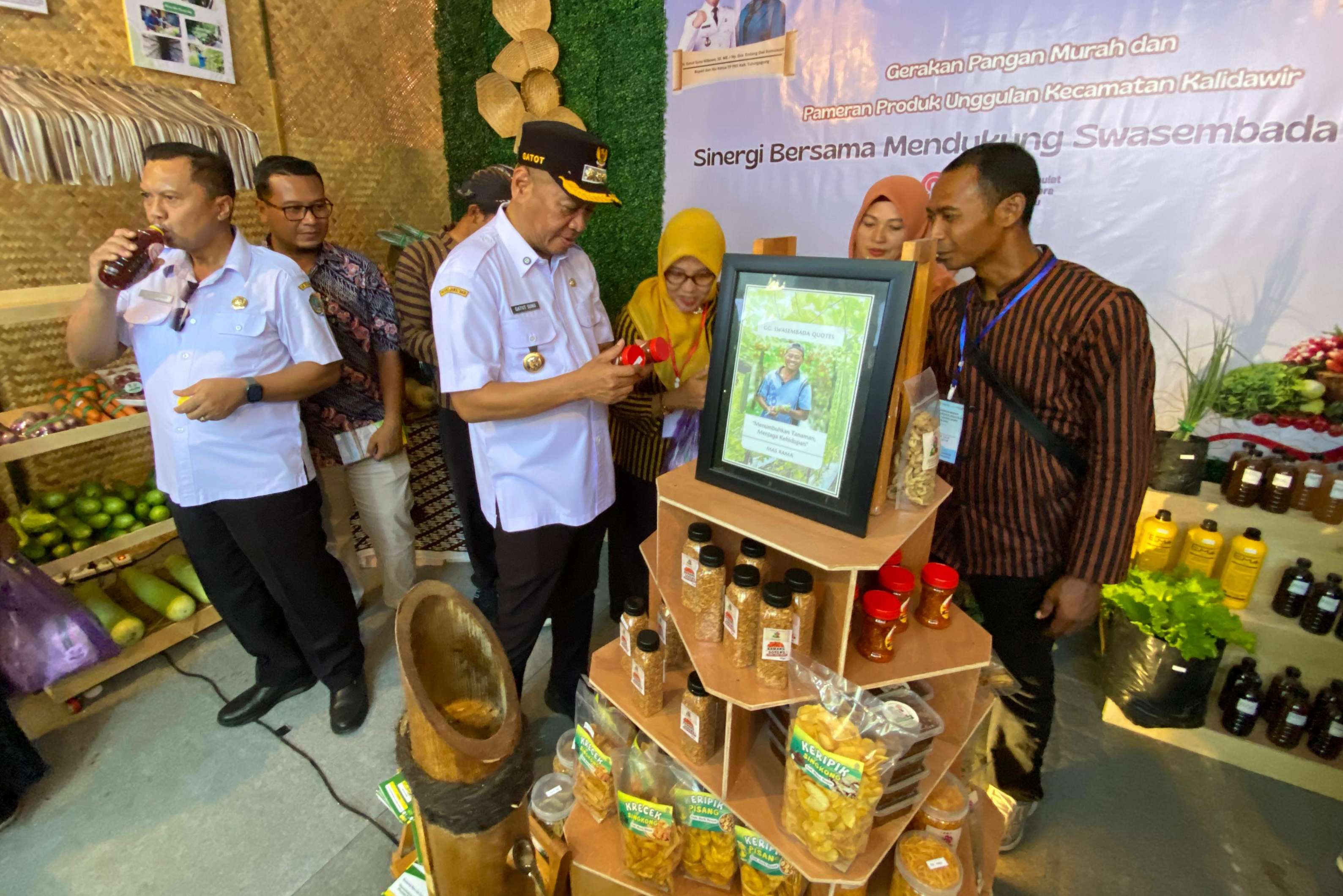 BERANEKA RAGAM: Bupati Tulungagung Gatut Sunu Wibowo melihat dan ikut memborong sejumlah produk UMKM di GPM yang digelar DKP hingga 9 Agustus ini. (DR PERDANA/RADAR TULUNGAGUNG)