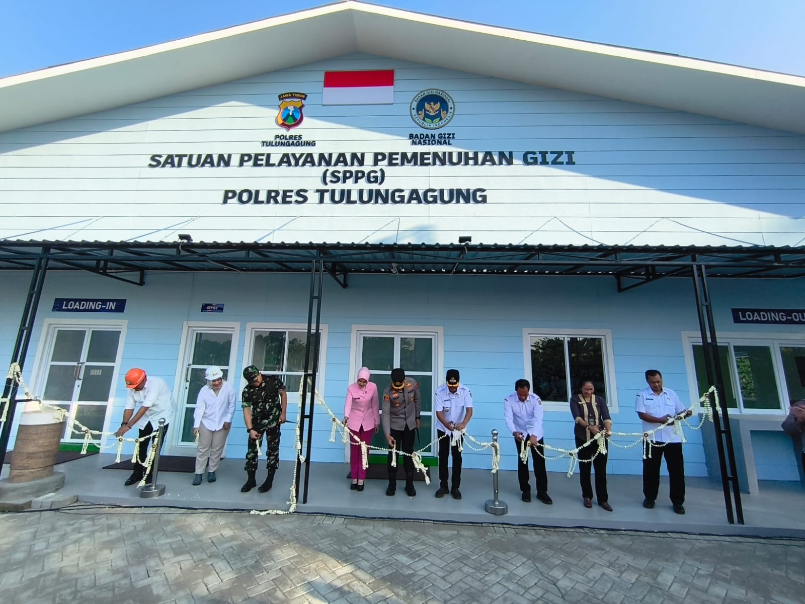 Bupati Tulungagung Gatut Sunu Wibowo, Kapolres Tulungagung AKBP M Taat Resdi,  dan segenap forkompida memotong rangkaian melati peresmian SPPG Polres Tulungagung di Desa Sambirobyong. (ADITYA YUDA)