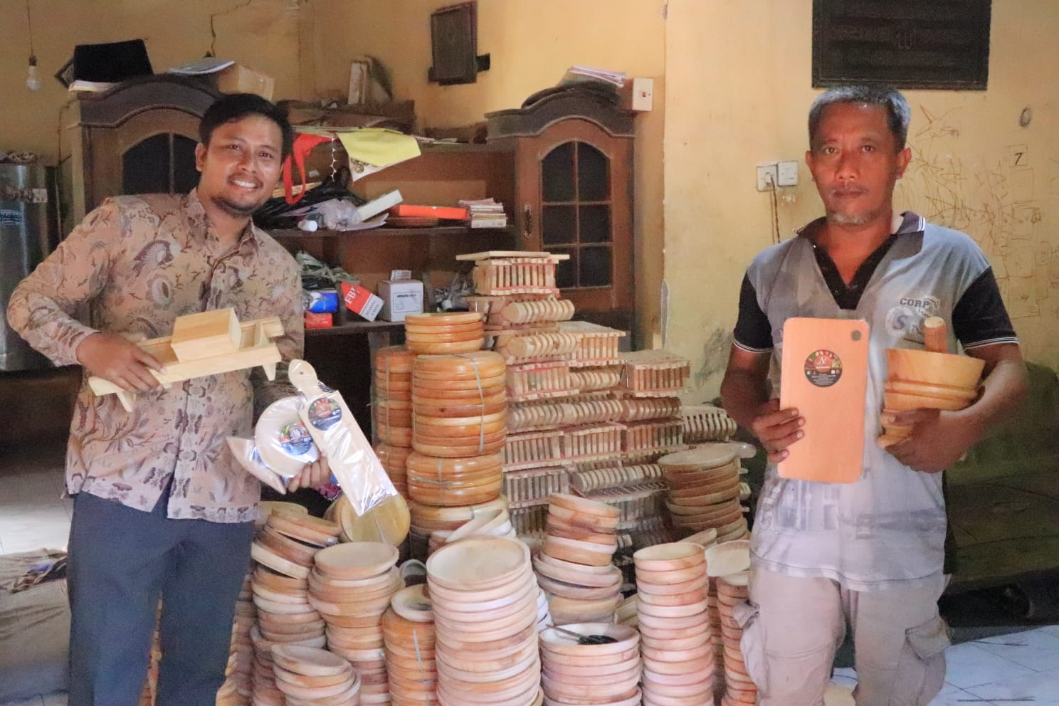 Kasun Glonggong Ahmad Fendi Habibi (kiri) menunjukkan kerajinan cobek yang dibuat warga setempat.
