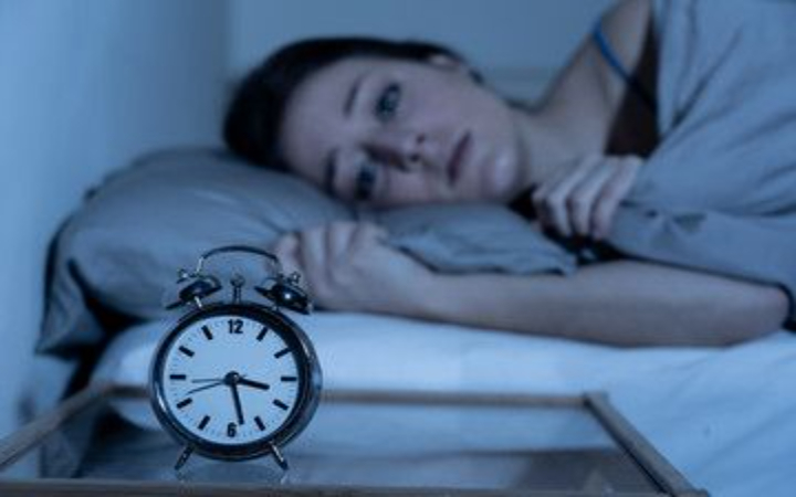 Pernahkah kamu mengalami tidur nyenyak, lalu tiba-tiba terbangun di tengah malam &mdash; dan itu terjadi berulang kali?