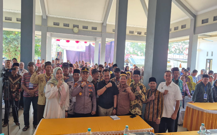 Anggota DPR RI Komisi IX Fraksi Golkar, Heru Tjahjono, Sosialisasi Program Makan Bergizi Gratis (MBG) Tahun 2025 yang berlangsung di Kantor Desa Gandong, Kecamatan Bandung, Kabupaten, Kamis (7/8/2025)