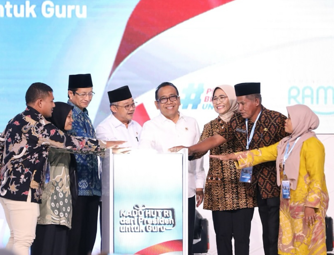 Menteri Pendidikan Dasar dan Menengah Abdul Mu&rsquo;ti bersama Menteri Agama Nasarudin Umar dan perwakilan guru saat pengumuman tiga kado istimewa dari Presiden Prabowo.