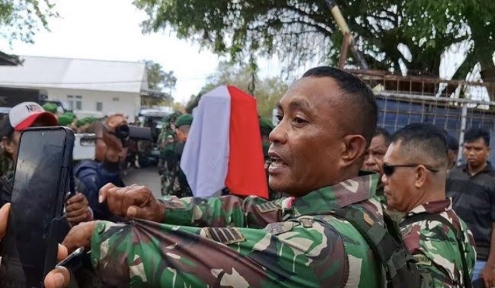 Kristian Namo meluapkan amarah dan kesedihan saat jenazah anaknya, Prada Lucky, tiba di Kupang, disaksikan keluarga dan rekan sesama prajurit.
