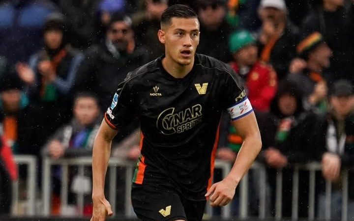 Jay Idzes resmi tinggalkan Venezia dan bergabung dengan Sassuolo untuk hadapi tantangan baru di Serie A.