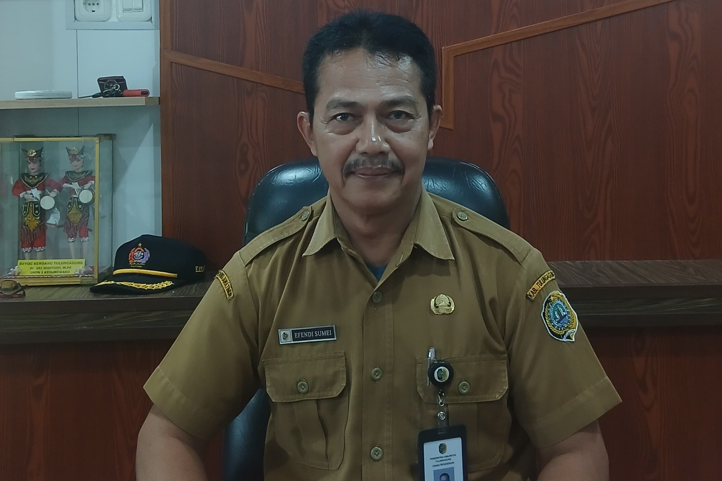 Kepala SMPN 2 Rejotangan Efendi Sumei punya banyak pengalaman di bidang pendidikan. (MEGA MUSTIKA)