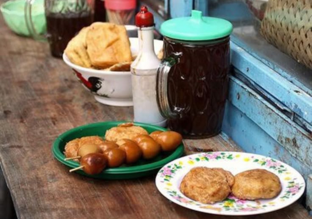 Warung kopi pagi bukan hanya soal minum dan makan. Ia adalah simpul pertemuan, media komunikasi, sekaligus penjaga rasa kebersamaan warga.