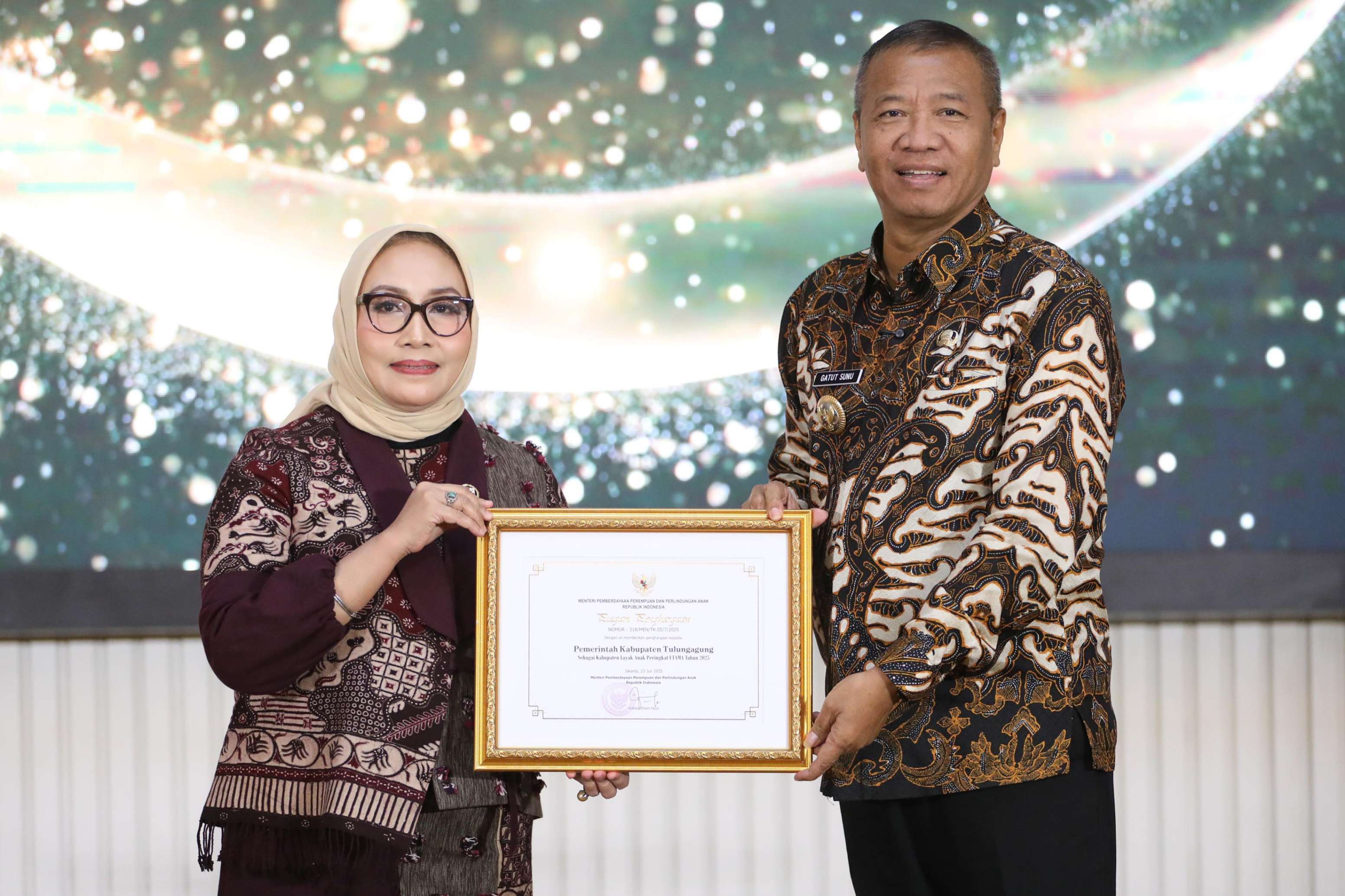 Bupati Tulungagung Gatut Sunu Wibowo menerima piagam status KLA Utama dari Menteri PPPA Arifah Choiri Fauzi pada Jumat (8/8/2025).