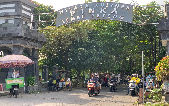 Pintu gerbang masuk kawasan Pinka dari Jembatan Lembu Peteng.