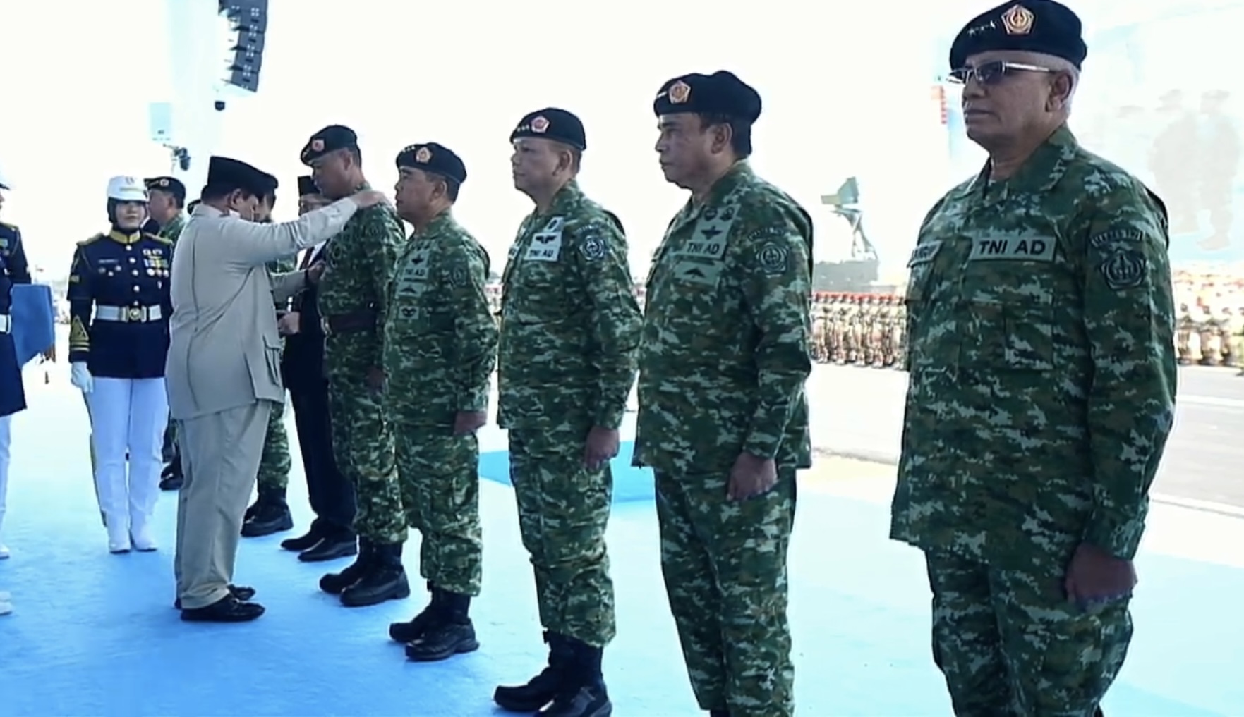 Presiden Prabowo Subianto menyematkan tanda pangkat bintang kepada Jenderal Tandyo Budi Revita saat pelantikan Wakil Panglima TNI di Batujajar.
