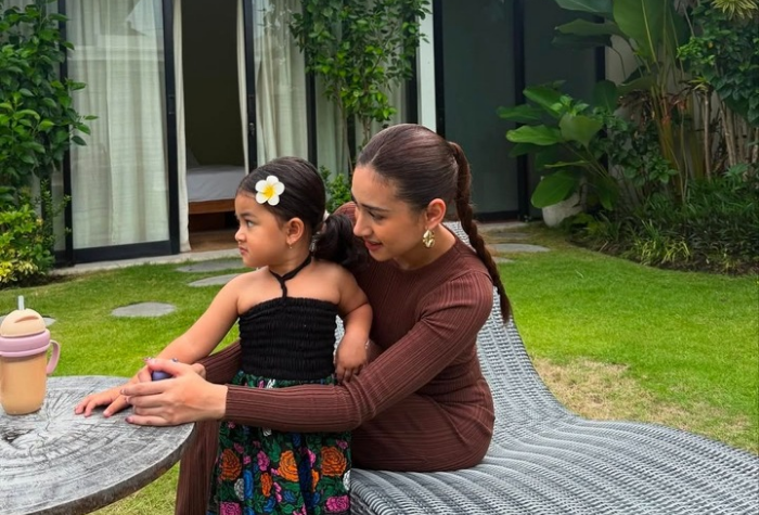 Victory, putri kecil Afifah Riyad, menjadi sorotan setelah rekaman CCTV dugaan penganiayaan oleh pengasuhnya viral. Respons netizen keras&mdash;bawa kasus ke jalur hukum!