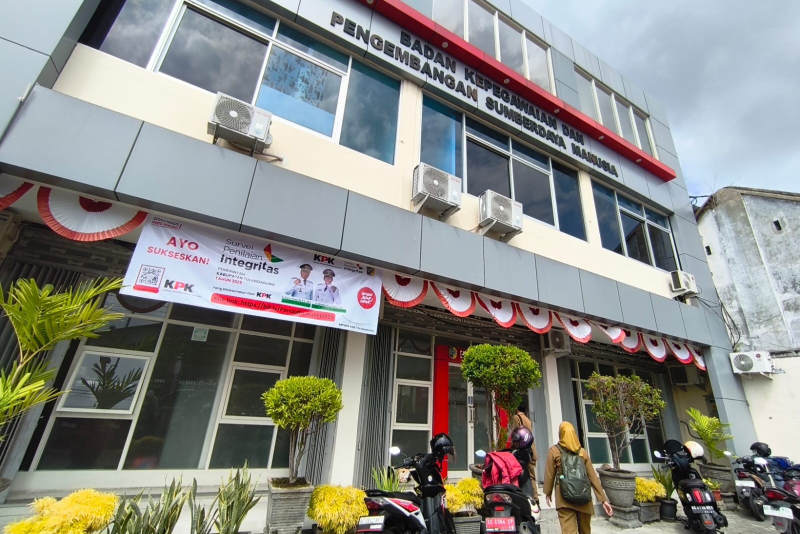 Perwakilan tenaga honorer di Tulungagung menemui BKPSDM untuk mengoordinasikan nasib mereka. (ADITYA  YUDA/RADAR TULUNGAGUNG)