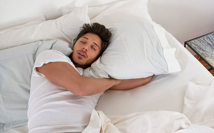 Tidur siang sering dianggap kebiasaan malas, padahal tidur siang memiliki manfaat besar bagi kesehatan tubuh dan pikiran.
