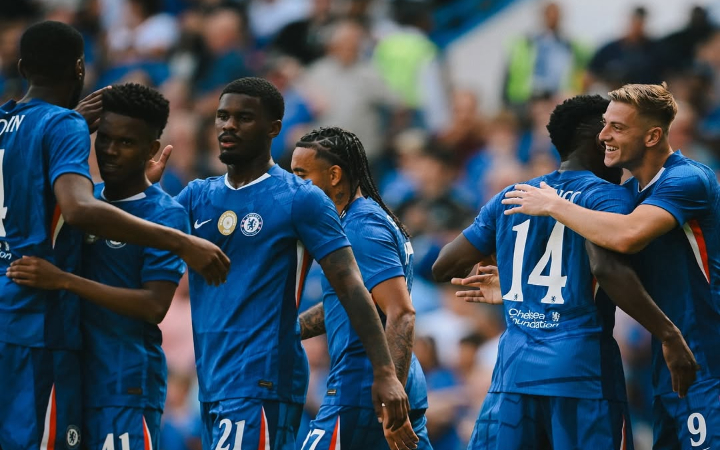 Skuad Chelsea berkumpul merayakan kemenangan telak 4-1 atas AC Milan dalam laga pramusim terakhir di hadapan suporter Stamford Bridge.
