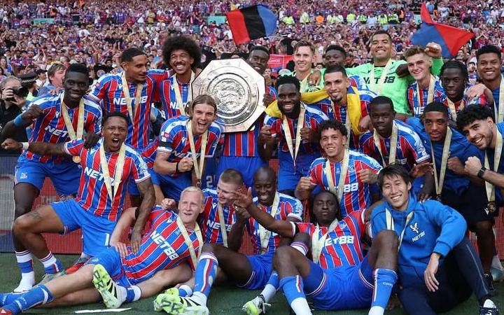 Para pemain Crystal Palace merayakan kemenangan bersejarah di Wembley setelah mengalahkan Liverpool lewat adu penalti dan merebut trofi Community Shield pertama mereka.