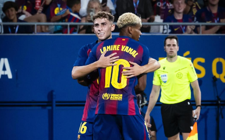 Lamine Yamal merayakan gol bersama Fermin Lopez saat Barcelona membungkam Como 5&ndash;0 di Trofi Joan Gamper 2025 di Camp Nou.