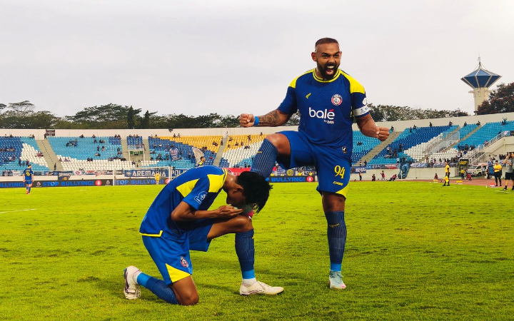 Arema FC rayakan ulang tahun ke-38 dengan kemenangan meyakinkan 4-1 atas PSBS Biak di pekan pertama BRI Super League 2025-2026.