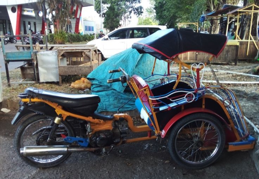 Becak motor modifikasi bukan sekadar alat angkut. Ia sudah menjadi bagian dari identitas jalanan Tulungagung simbol ketekunan, inovasi, dan selera humor warganya.