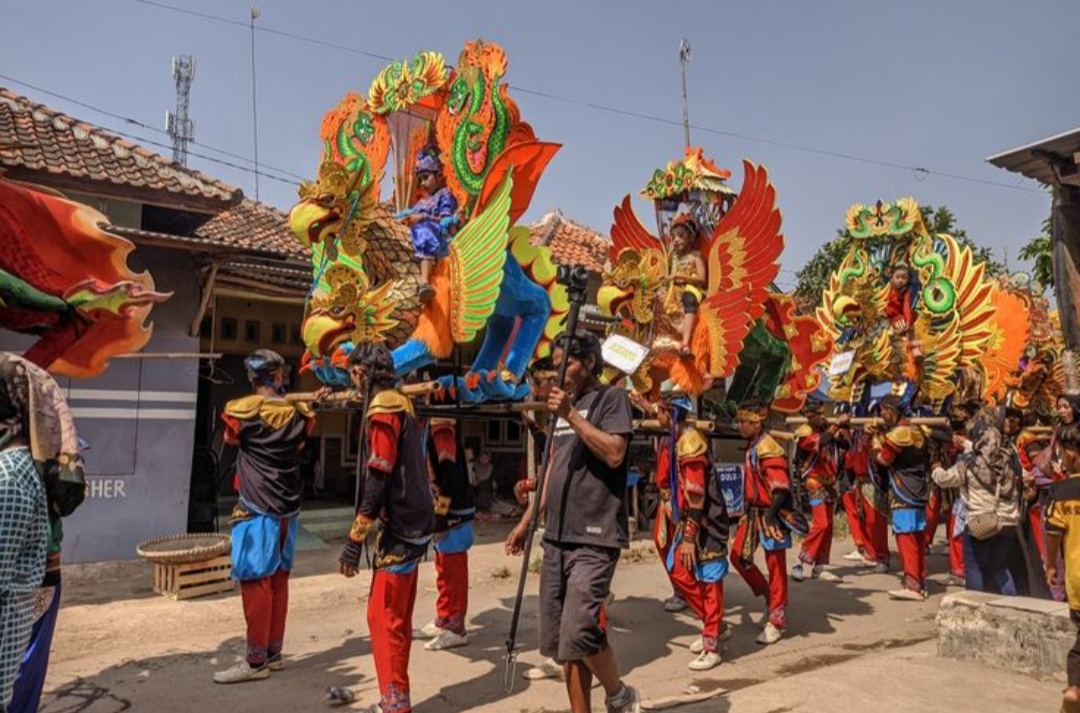 Karnaval ini pun bukan sekadar hiburan tahunan ia menjadi simbol bahwa dengan gotong royong dan kreativitas