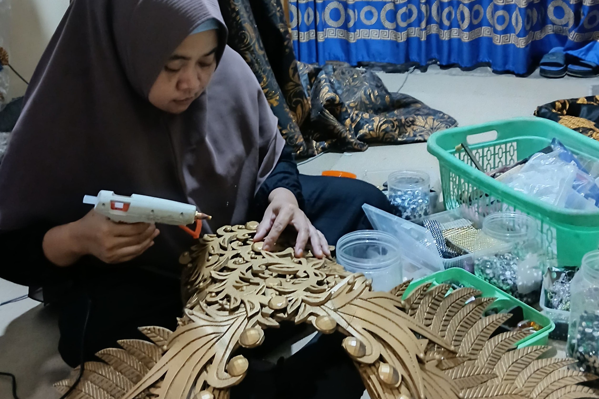 Ike Novilia dalam proses produksi kostum karnaval di kediamannya. (DOK PRIBADI)
