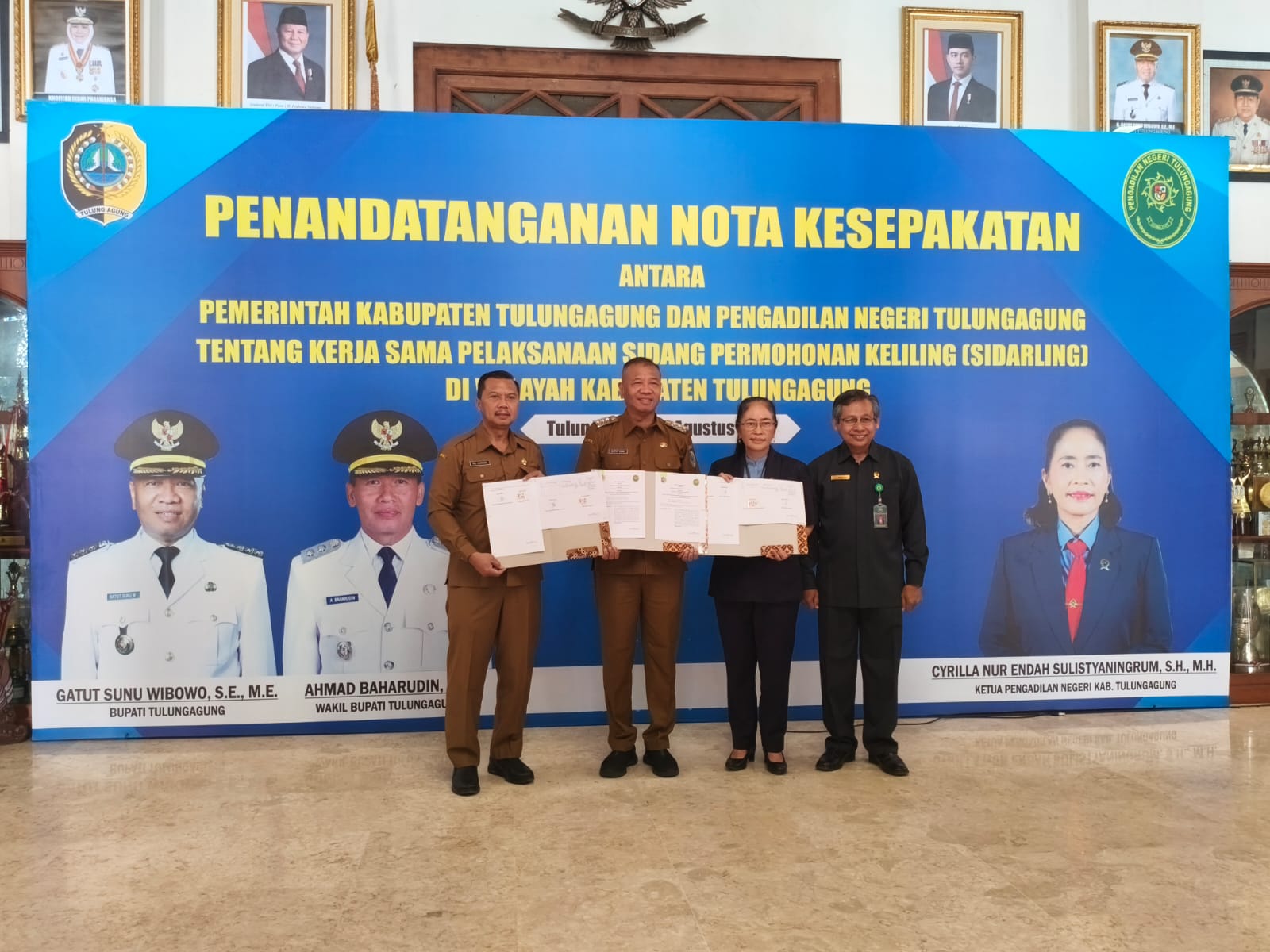 Bupati Tulungagung Gatut Sunu Wibowo (dua dari kiri), Ketua Pengadilan Negeri Tulungagung Cyrilla Nur Endah (dua dari kanan), dan jajaran pemkab-pengadilan foto bersama usai penandatanganan MoU.