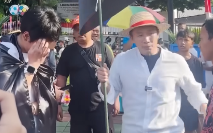 Ustadz Felix Siauw Kibarkan Bendera One Piece di Taman Kota, Sempat Ditegur Petugas