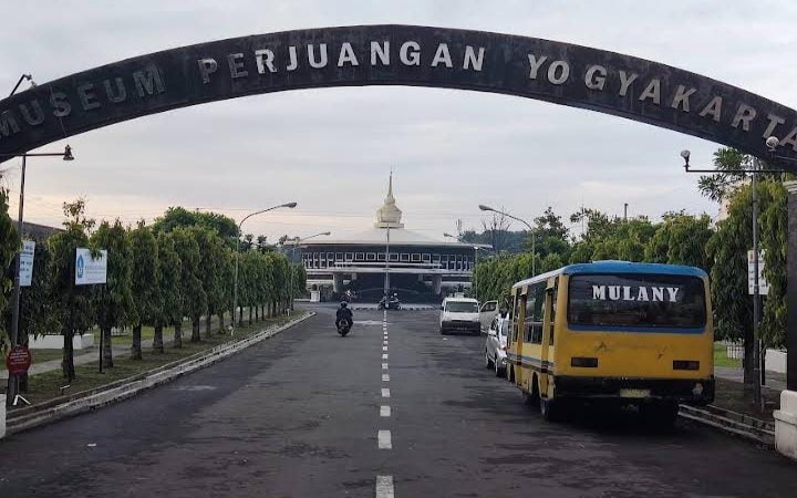Pernahkah kamu merasakan merinding saat melihat bendera robek, suara tembakan, atau rekaman suara Bung Karno membacakan Proklamasi? Itulah pengalaman yang bisa kamu rasakan saat mengunjungi museum ini