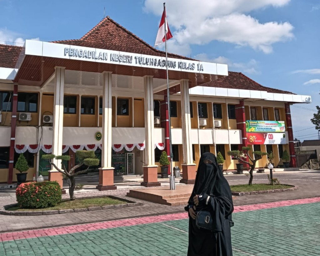 Maisaroh, warga Ngunut melaporkan suaminya atas dugaan pemalsuan surat dari desa. (DOK PRIBADI)