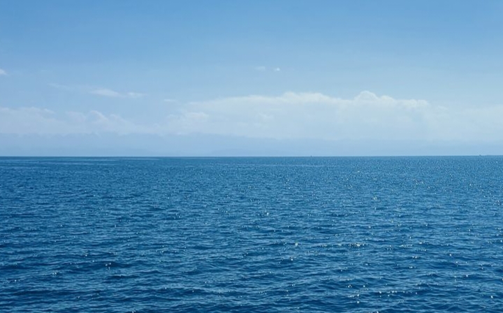 Jika kita memandang laut dari kejauhan, warnanya sering terlihat biru yang indah dan menenangkan.