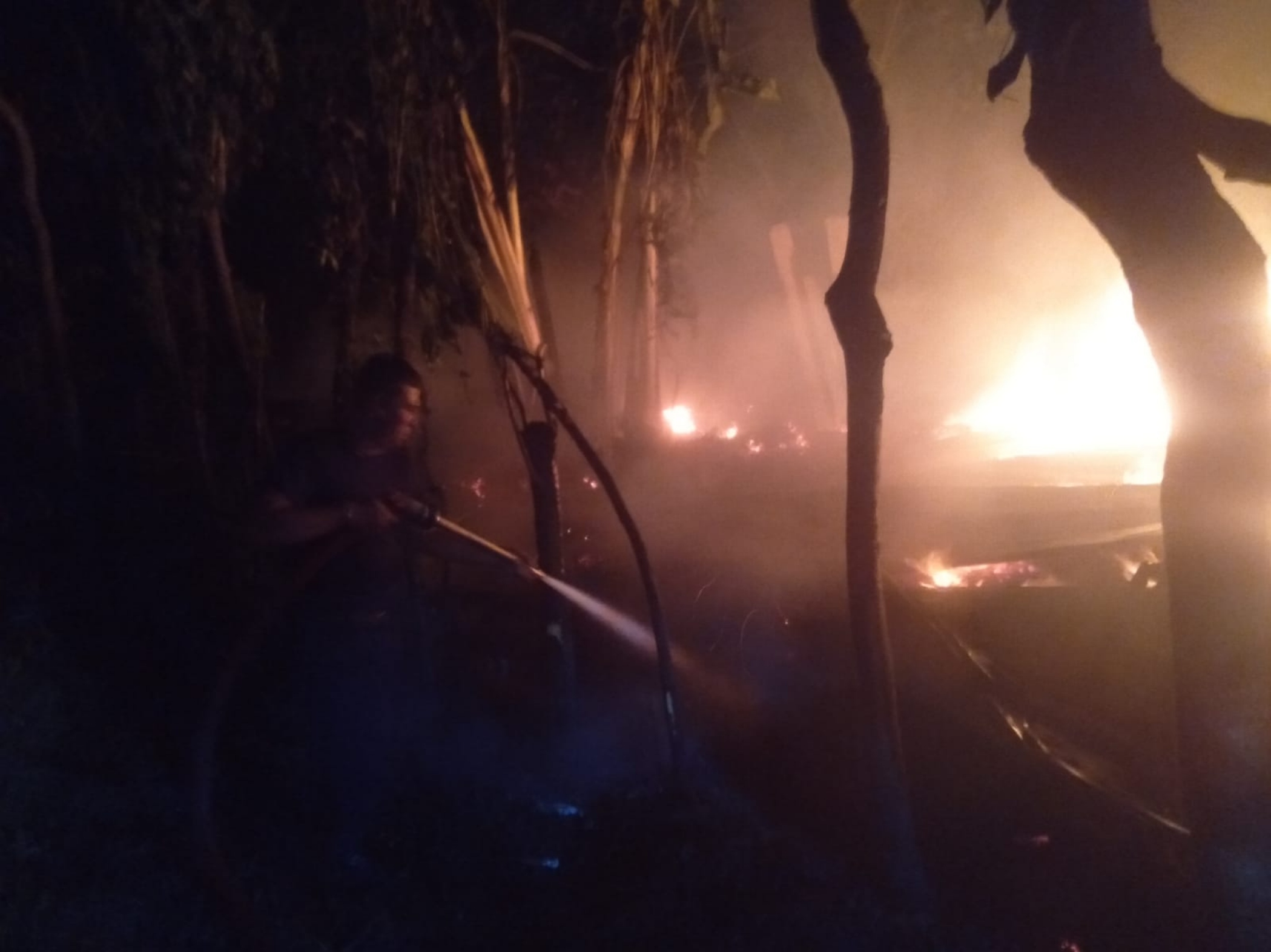 Api melahap tempat produksi biliar di Desa Gendingan, Kecamatan Kedungwaru. (SANDY YUWANA/RADAR TULUNGAGUNG)