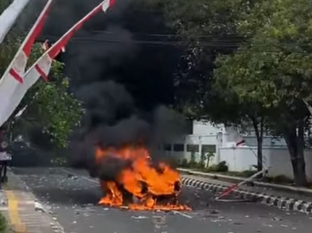 Mobil Propam Polres Pati dibakar massa saat unjuk rasa PBB-P2
