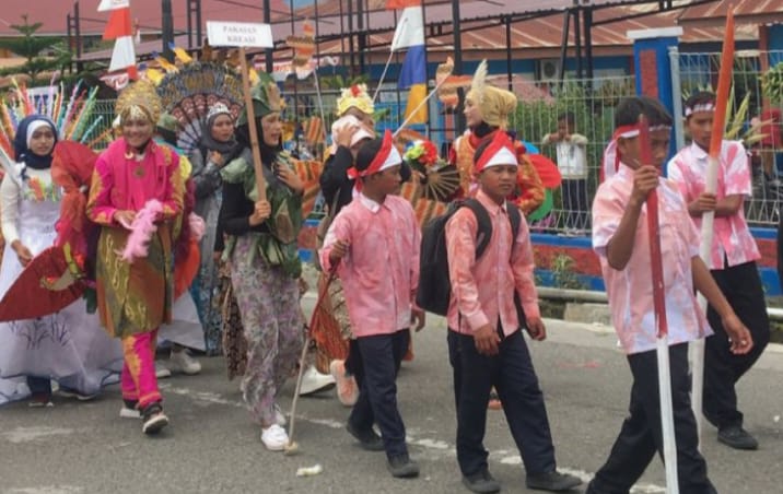 Banyak jajanan yang sering ditemui saat karnaval kemerdekaan