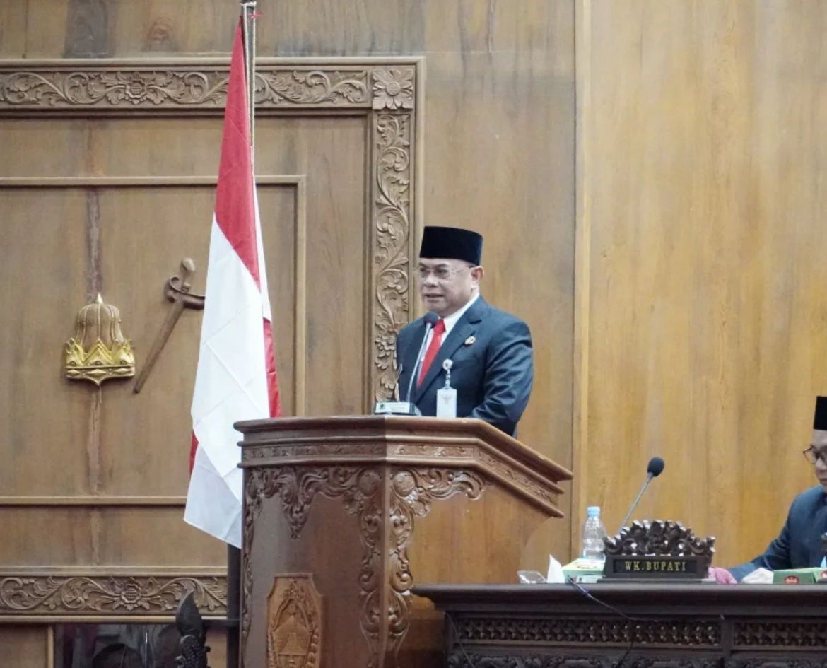 Bupati Pati Sudewo menjadi sorotan publik usai kebijakan kenaikan pajak daerah memicu gelombang protes warga.