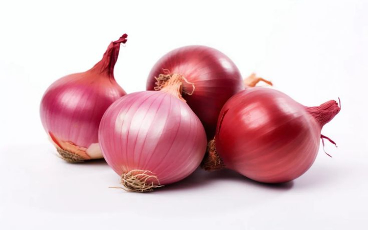 Saat sedang memasak, mengiris bawang merah bisa menjadi momen yang menyiksa. Mata tiba-tiba terasa perih, berair, dan bahkan seperti sedang menangis tanpa sebab.Ini alasannya