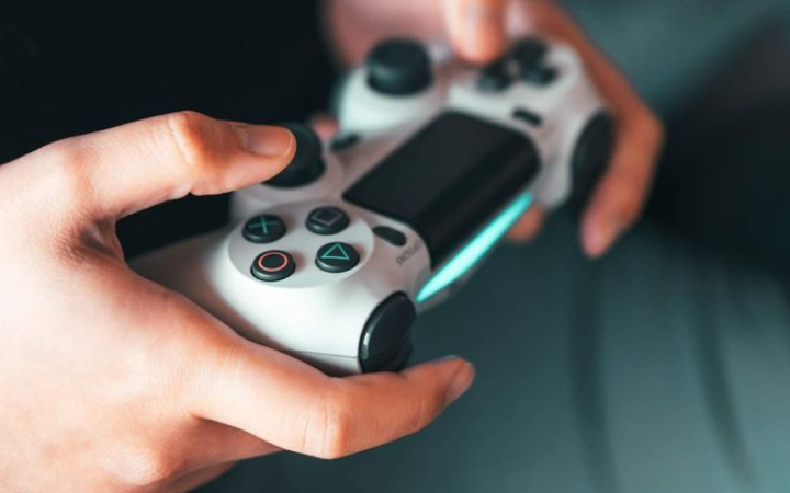 Bermain game seharusnya menjadi aktivitas yang menyenangkan. Tapi bagi sebagian orang, game justru bisa menimbulkan rasa mual, pusing, atau bahkan ingin muntah setelah beberapa menit bermain.