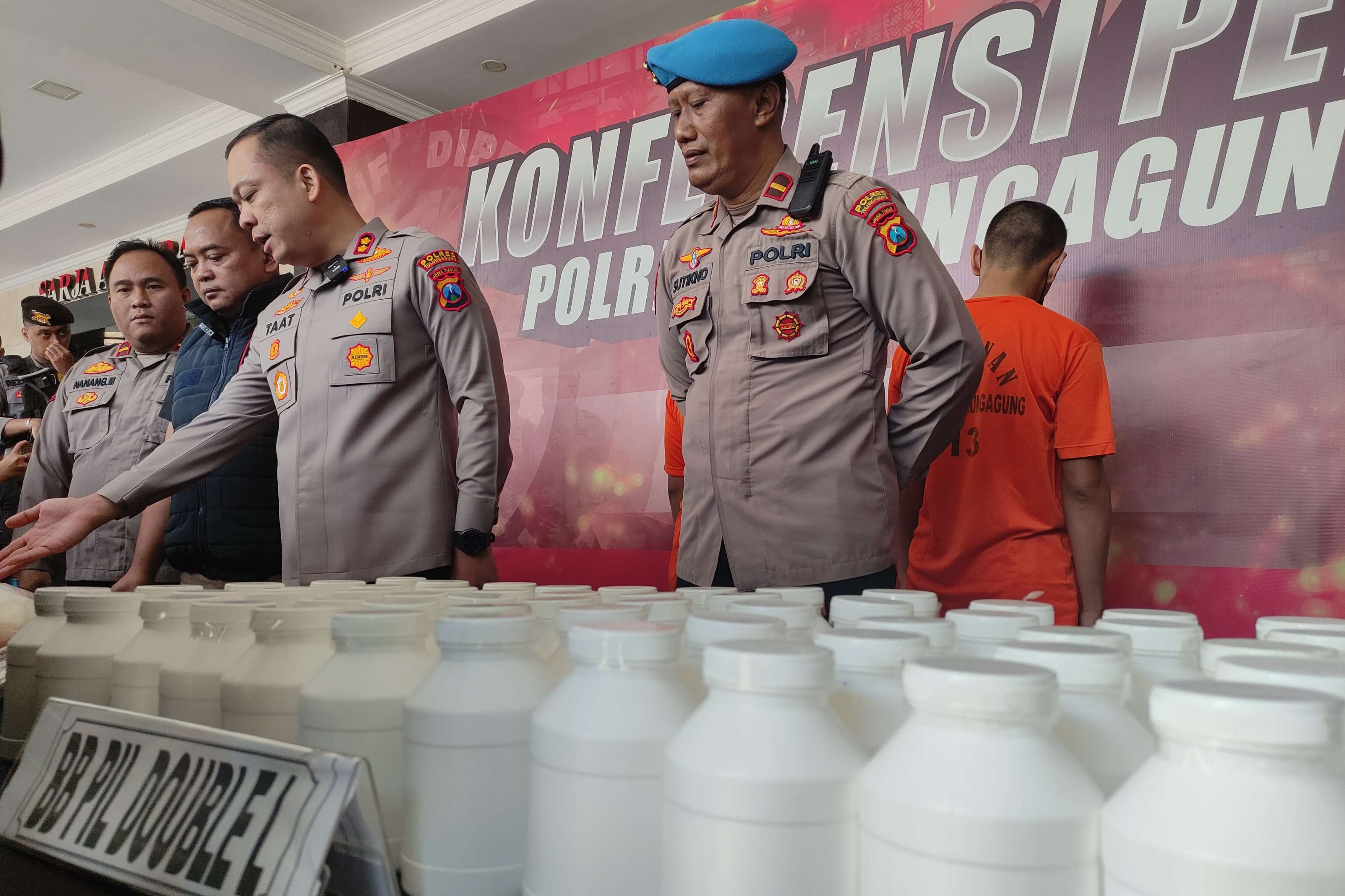 Puluhan botol yang berisi pil dobel L yang disita Polres Tulungagung. (SANDY YUWANA/RADAR TULUNGAGUNG)