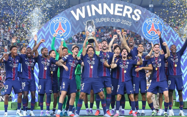 Skuad PSG berpesta di Stadio Friuli usai comeback dramatis dan menjuarai UEFA Super Cup 2025 untuk pertama kalinya