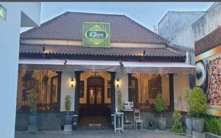 Tulungagung kian ramai dengan ragam kafe dan spot nongkrong yang hits di kalangan anak muda. Dari rooftop dengan pemandangan keren hingga kafe klasik dengan interior estetik &mdash; berikut 7 tempat favorit
