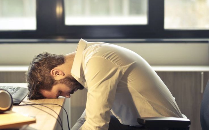 Di tengah rutinitas yang padat, tuntutan hidup, dan tekanan sosial, stres sering kali datang tanpa disadari. Awalnya terasa sepele mudah lelah, sulit tidur, atau cepat marah.