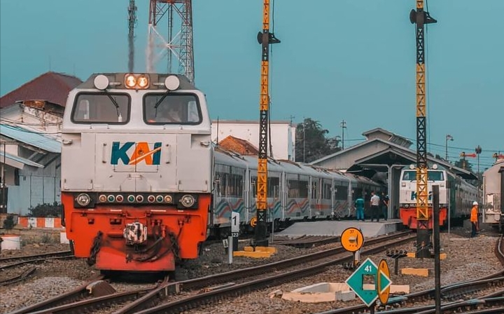 Kereta api adalah salah satu moda transportasi darat yang populer di Indonesia.